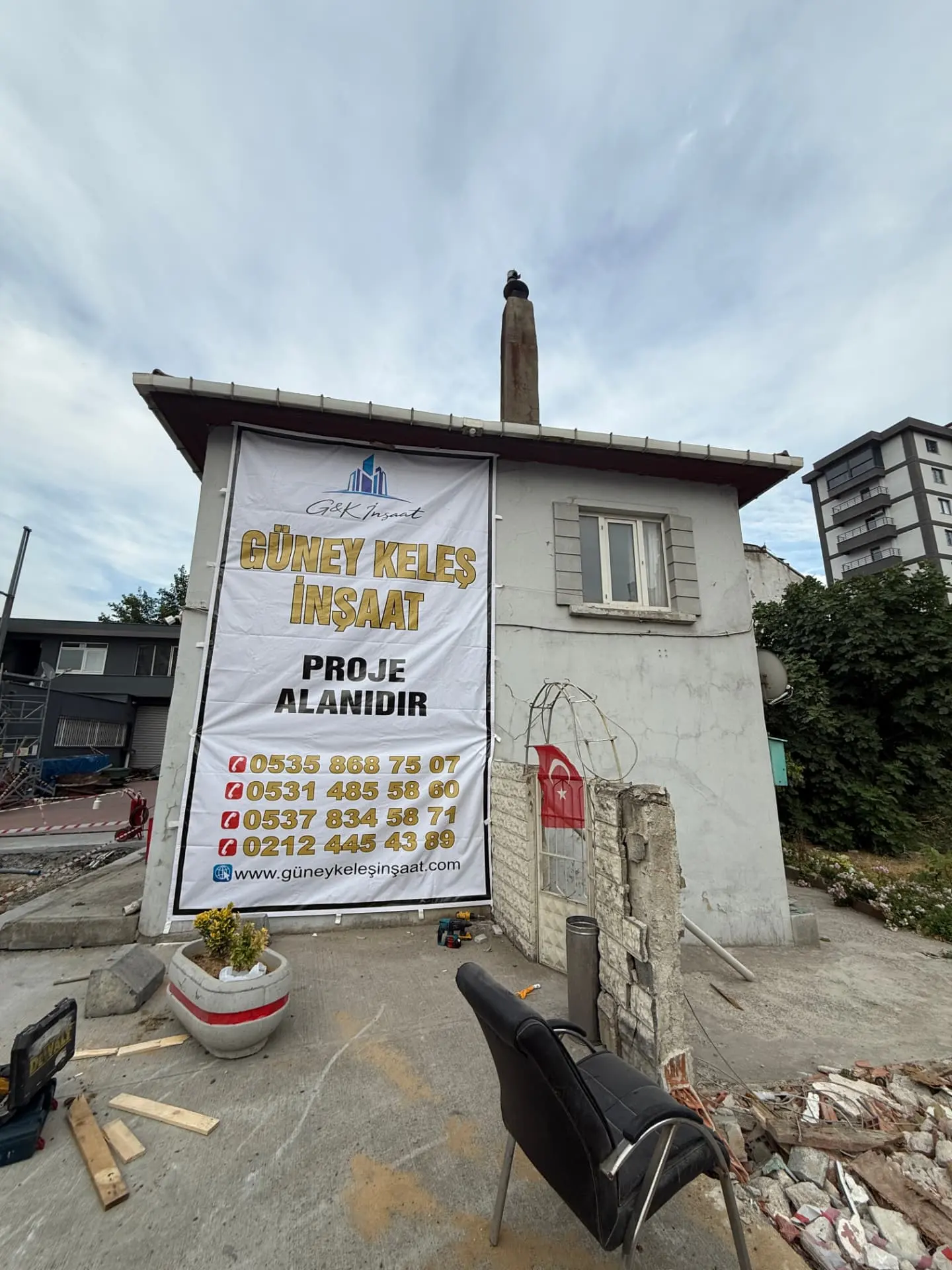 Bahçelievler proje alanı tabelası ve mevcut yapı