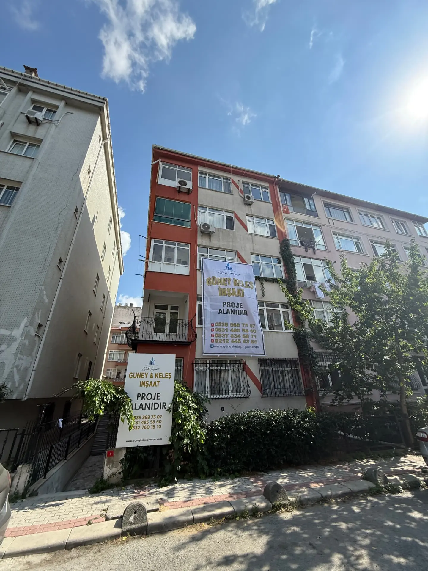 Bakırköy projesinde proje alanı tabelası asılı bina